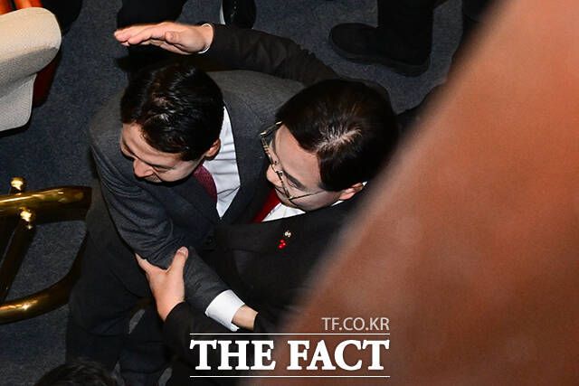 송언석 원내대표(오른쪽)가 장 대표의 어깨를 두드리며 포옹하는 모습.