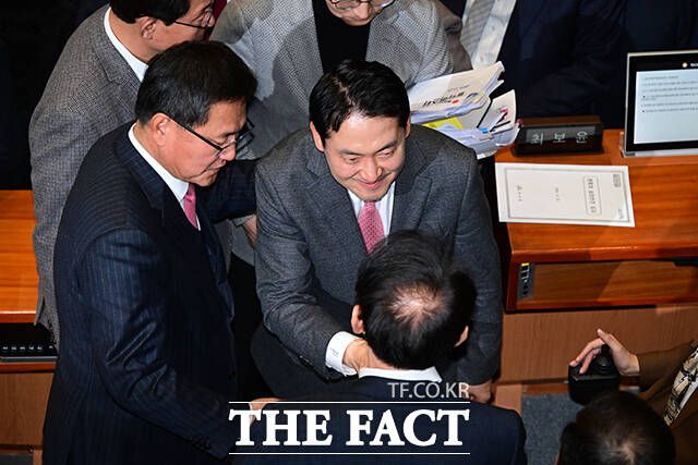 국민의힘 동료 의원들의 축하 받는 장 대표.