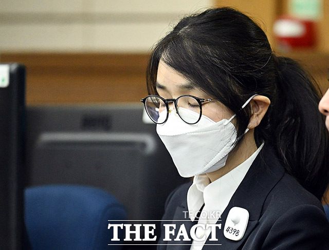 도이치모터스 주가조작 혐의와 통일교 금품수수 의혹 등으로 구속기소된 김건희 여사의 첫 재판이 9월 24일 오후에 열렸다. 김 여사가 법정에 입정해 재판을 기다리고 있다. /사진공동취재단