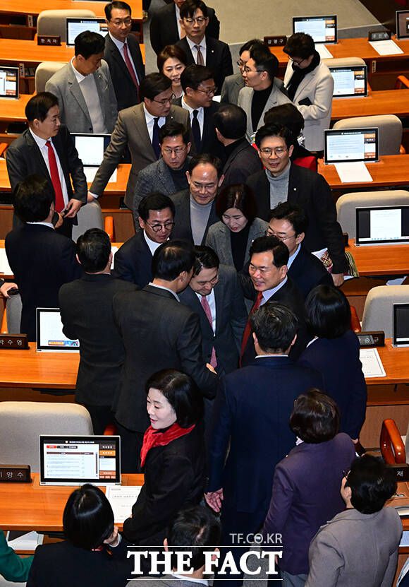 국민의힘 소속 의원들은 장 대표의 무제한 토론 종료와 함께 본회의장을 퇴장했다.