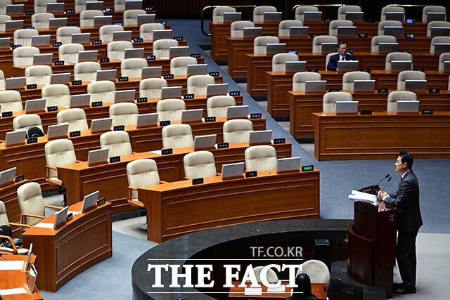 필리버스터를 하는 장동혁 대표 너머 여권 국회의원들의 빈자리가 보이고 있다.