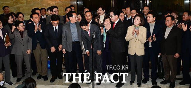 고개숙여 인사하는 장 대표와 박수치는 국민의힘 의원들.