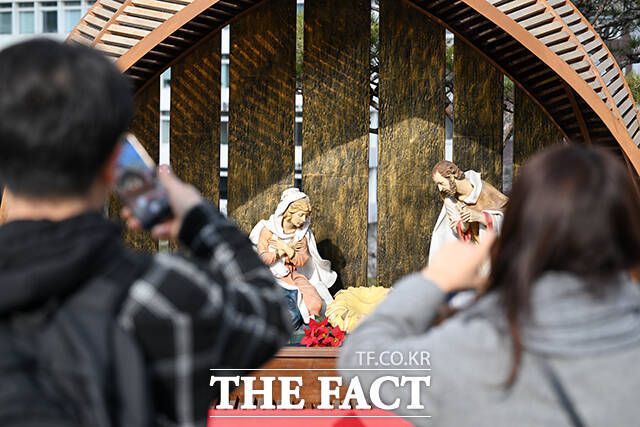 크리스마스 앞두고 성당 방문한 시민들.