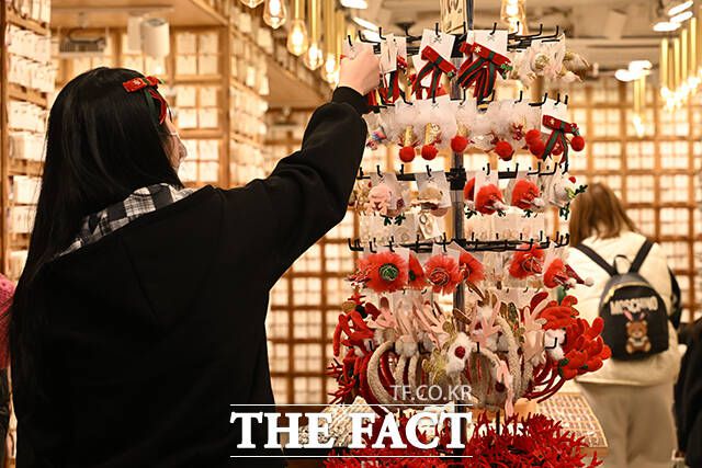명동의 한 액세서리 매장에 방문한 시민이 크리스마스 머리핀을 구매하고 있다.