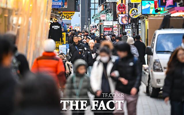 낮부터 북적이는 명동 거리.