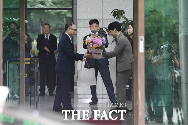 이원석 당시 검찰총장이 지난해 9월13일 서울 서초구 대검찰청에서 열린 '제45대 검찰총장 퇴임식'을 마친 후 꽃다발을 건네받고 있다. /더팩트 DB