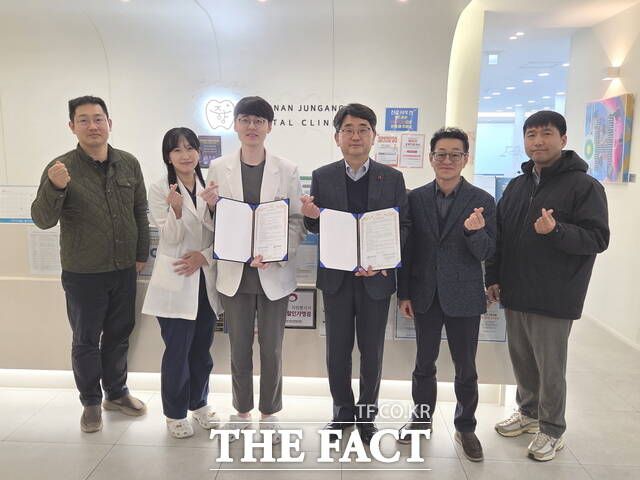 천안도시공사가 중앙플란트치과와 진료 협약을 체결한 뒤 기념 촬영을 하고 있다. /정효기 기자