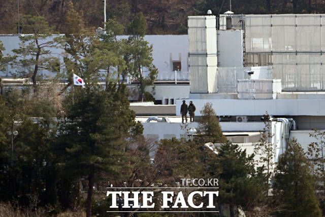 헌법재판소 재판관 전원 만장일치로 윤석열 전 대통령이 파면된 지난 4월4일 서울 용산구 한남동 윤 전 대통령의 관저가 삼엄한 모습을 보이고 있다. /이새롬 기자