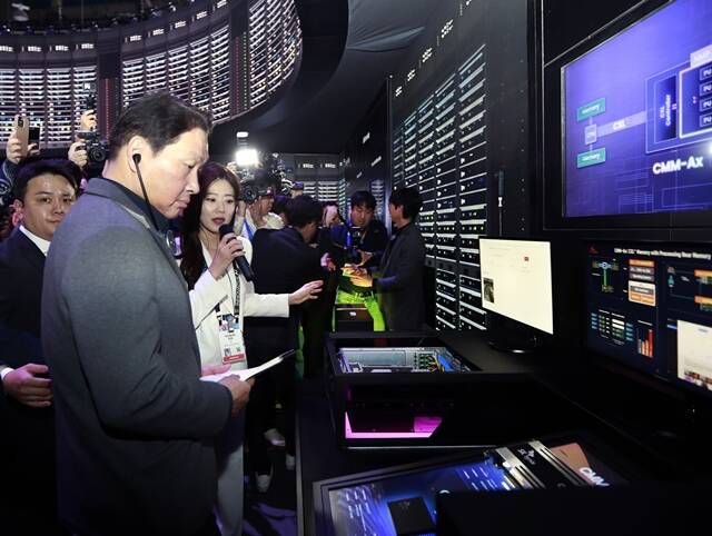 최태원 SK그룹 회장 겸 대한상의 회장이 4년 연속 'CES' 현장을 방문할지 주목된다. 사진은 올해 초 열린 'CES 2025' 현장을 방문해 SK 전시관을 살펴보고 있는 최 회장. /SK그룹