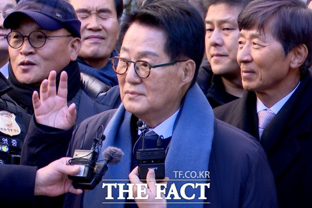 '서해 공무원 피격 사건' 은폐 시도 및 '월북몰이' 혐의로 재판에 넘겨진 박지원 전 국정원장(현 더불어민주당 의원)이 26일 서울 서초구 서울중앙지방법원에서 열린 선고기일에서 무죄 선고를 받은 뒤 지지자들의 환호를 받으며 취재진 앞에서 소감을 밝히고 있섰다./서울중앙지법=김기범 기자