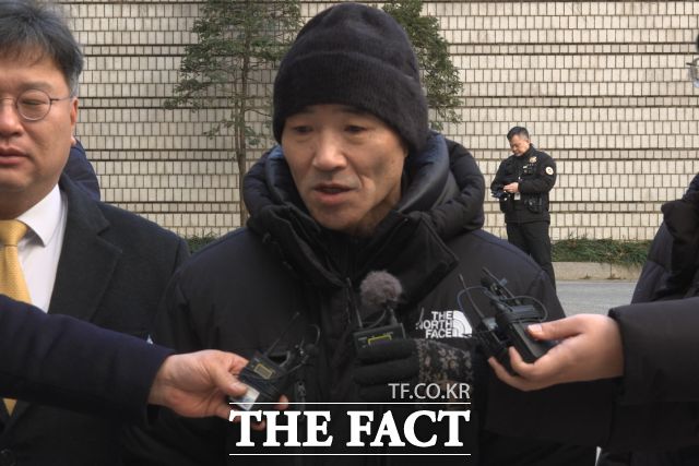 '서해 공무원 피격 사건' 은폐 시도 및 '월북몰이' 혐의 1심 무죄에 故이대진 씨의 유가족 이래진 씨가 26일 서울 서초구 서울중앙지방법원에서 나와 취재진들에게 발언하고 있다. /서울중앙지법=김기범 기자