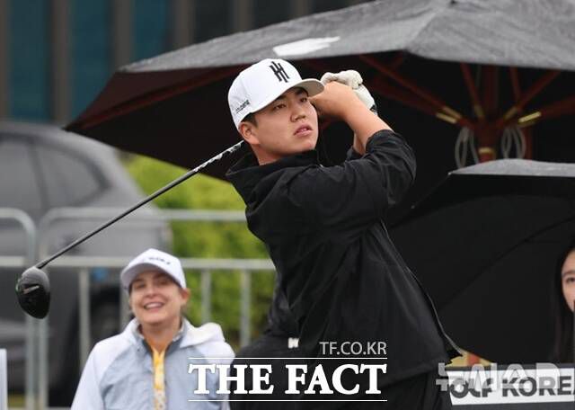 지난해 국내 투어를 평정한 뒤 LIV골프와 계약한 장유빈이 지난 5월 송도 잭 니클라우스골프클럽코리아에서 열린 LIV골프코리아 대회에서 티샷을 날리는 모습./뉴시스