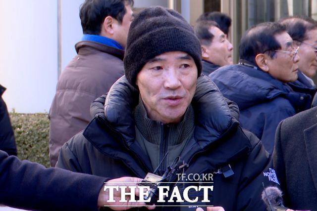 '서해 공무원 피격 사건' 은폐 시도 및 '월북몰이' 혐의 현장에 故이대진씨의 유가족 이래진씨가 26일 서울 서초구 서울중앙지방법원에서 열린 선고기일에 출석하고 있다./서울중앙지법=김기범 기자