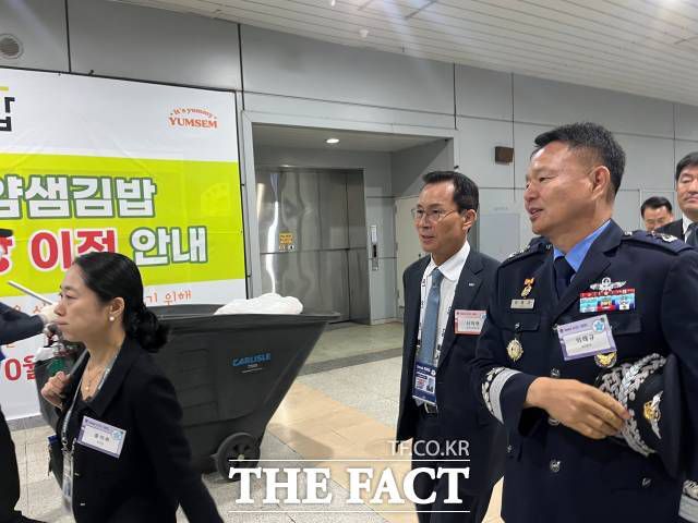 신익현 LIG넥스원 대표이사가 지난 10월 열린 ADEX 2025 비즈니스 데이에서 군 관계자와 이동하는 모습. /최의종 기자