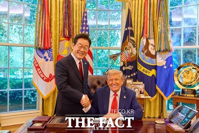 이재명 대통령과 도널드 트럼프 미국 대통령이 25일(현지시간) 미국 워싱턴D.C. 백악관에서 열린 정상회담에서 기념촬영을 하고 있다. /대통령실