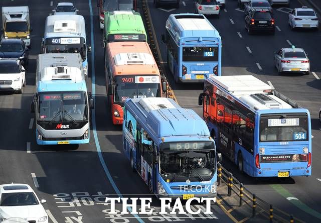 서울시가 시내버스 거리비례 요금제 검토 사실이 알려진 지 반나절 만에 철회를 결정했다. 오세훈 서울시장이 시민 부담을 우려해 재검토를 지시했다는 설명이다. 8일 서울 중구 서울역버스환승센터 모습. /뉴시스