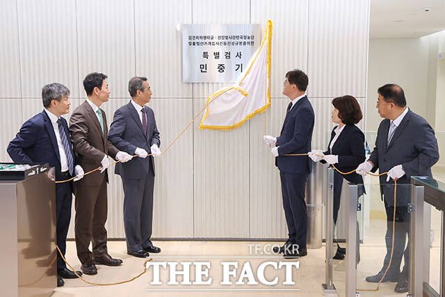 김건희 여사 연루 의혹을 수사하는 민중기 특별검사와 특검보들이 지난 7월2일 오전 서울 종로구 KT광화문빌딩 웨스트에 마련된 특검 사무실에서 현판 제막을 하고 있다. 왼쪽부터 문홍주·박상진 특검보, 민중기 특검, 김형근·오정희 특검보, 홍지항 지원단장. /서예원 기자