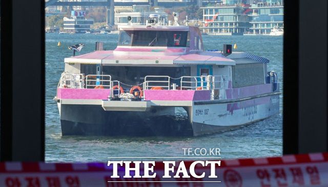 11월 16일 서울 송파구 잠실선착장 인근에 한강버스가 운항 중단된 채 멈춰있다. 한강버스는 지난 15일 잠실선착장 인근 강바닥에 걸려 멈춰 일부 구간이 운항 중단됐다./뉴시스