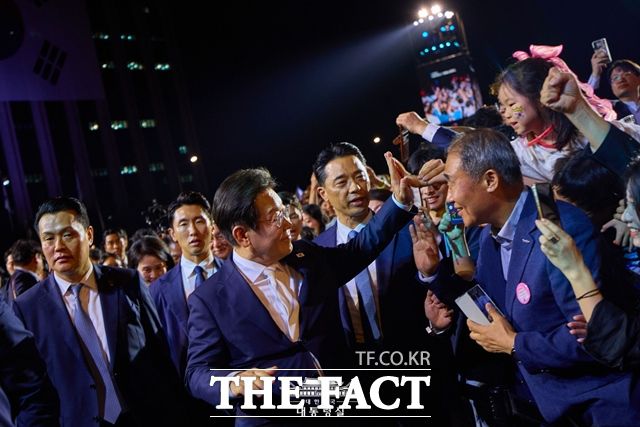 이재명 대통령이 15일 오후 서울 광화문광장에서 열린 국민임명식에 입장하며 시민들과 인사하고 있다. /대통령실