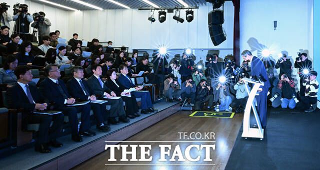 김건희 여사 연루 의혹을 수사해 온 민중기 특별검사가 29일 서울 종로구 KT광화문빌딩 웨스트에서 종합 브리핑을 열고 수사 결과를 발표에 앞서 인사하고 있다.