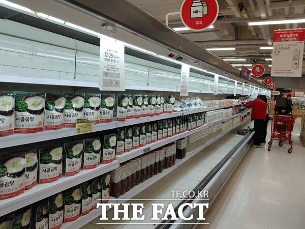 홈플러스 가양점이 지난 2000년 10월 개장해 2025년 12월 28일 폐점을 하게 됐다. 사진은 지난 25일 크리스마스 저녁 찾은 홈플러스 매장 내 모습. 곳곳에 휑한 매대만 덩그러니 남았다. /손원태 기자