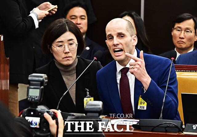 동시통역기 거부하는 해롤드 로저스 쿠팡 대표이사.