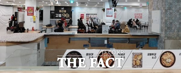 홈플러스 가양점이 지난 2000년 10월 개장해 2025년 12월 28일 폐점을 하게 됐다. 사진은 지난 25일 크리스마스 저녁 찾은 홈플러스 매장 내 모습. 푸드코트가 운영이 중단됐다. /손원태 기자