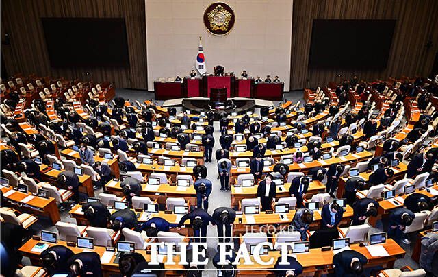 30일 오후 서울 여의도 국회에서 제430회 국회(임시회) 제3차 본회의가 열린 가운데 국회의원들이 국민들에게 새해 인사를 하고 있다. /국회=배정한 기자