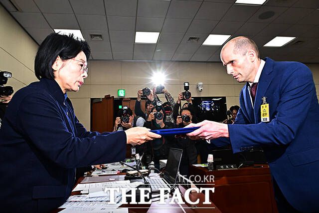 선서문 제출하는 해롤드 로저스 쿠팡 대표이사.