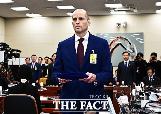 최민희 과방위원장에게 선서문 제출하는 해롤드 로저스 쿠팡 대표이사.