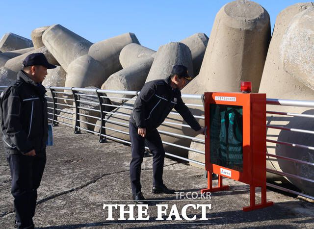 동해해경이 해맞이 방문객들의 안전사고 예방을 위해 현장 점검을 실시하고 있다. /동해해양경찰서