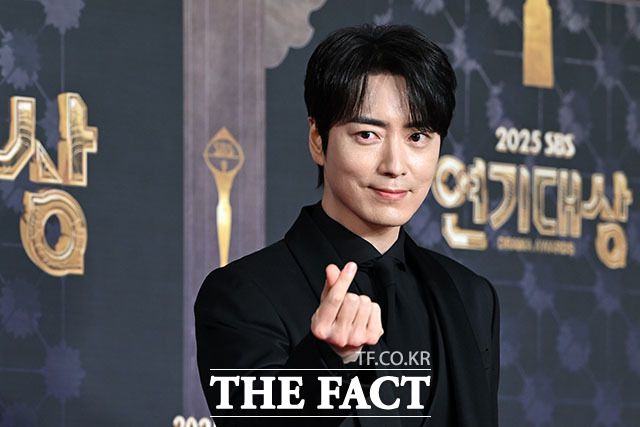 '대세는 블랙' 포즈 취하는 배우 이준혁.