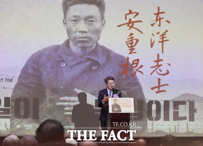 안중근 의사의 유묵 '장탄일성 선조일본'을 처음 공개한 지난 20일 '안중근 의사 특별전' 개막식에서 김동연 경기도지사가 인사말을 하고 있다. /경기도