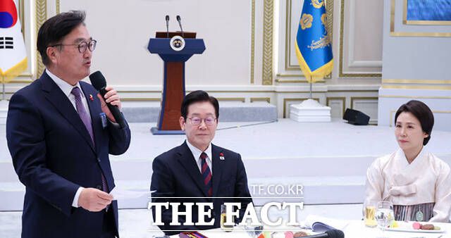 이재명 대통령(가운데)과 김혜경 여사가 우원식 국회의장의 건배제의를 듣고 있다.