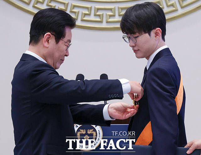 프로게이머 페이커(이상혁)에게 포상을 수여하는 이재명 대통령. /뉴시스
