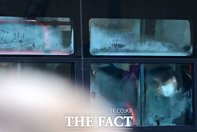 출근 버스에 몸을 실은 직장인이 눈을 비비고 있다.