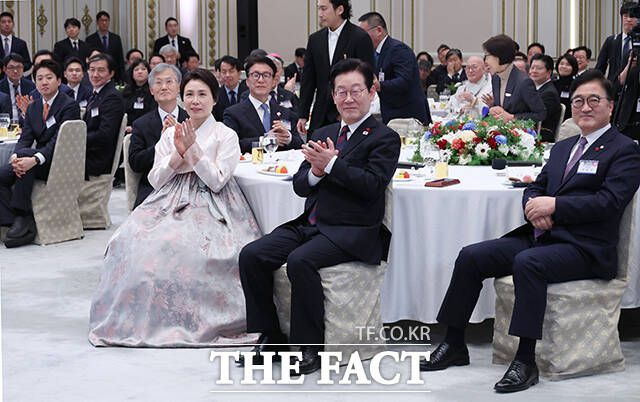 이재명 대통령(가운데)과 김혜경 여사가 2일 오후 청와대 영빈관에서 열린 2026년 신년인사회에서 박수치고 있다. /뉴시스