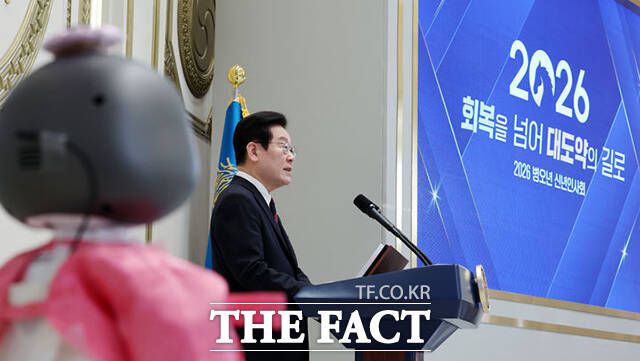 AI 로봇 '리쿠'가 이재명 대통령의 신년사를 듣고 있다.