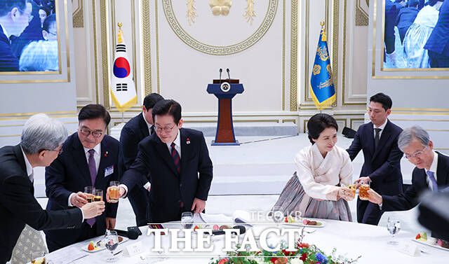 이재명 대통령과 김혜경 여사가 참석자들과 건배를 하고 있다.