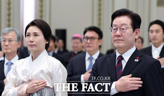 이재명 대통령(오른쪽)과 김혜경 여사가 국민의례를 하고 있다.