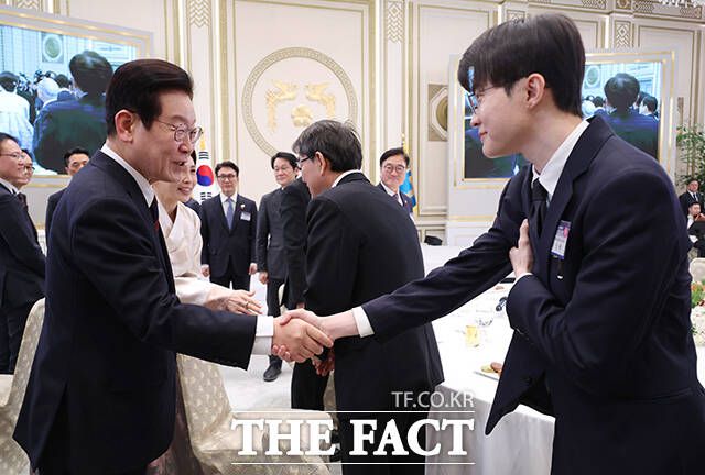 이재명 대통령이 프로게이머 페이커(이상혁)과 인사를 나누고 있다. /뉴시스