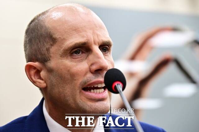 국회는 지난해 12월 30일부터 이틀간 쿠팡 침해사고 및 개인정보 유출, 불공정거래, 노동환경 실태 파악과 재발방지 관련 연석 청문회를 열었다. 사진은 해롤드 로저스 쿠팡 대표이사가 지난달 30일 국회에서 열린 '쿠팡 청문회'에 증인으로 출석해 발언하는 모습. /배정한 기자