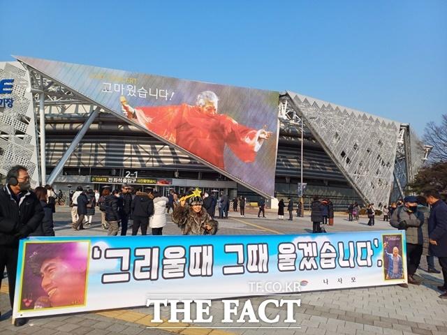 나훈아는 지난해 1월 12일 자신의 마지막 무대 '라스트콘서트'를 끝으로 공식 은퇴했다. '박수칠 때 떠난다'는 스스로 정한 원칙과 규칙에 따라 그는 수많은 팬들의 아쉬움과 허탈함에도 단호히 '마지막 약속'을 이행했다. /강일홍 기자