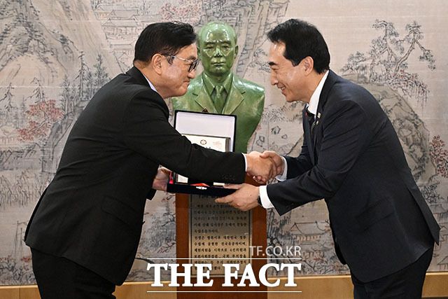 '신사의원 베스트 10'에 선정된 박수현 더불어민주당 의원(오른쪽).