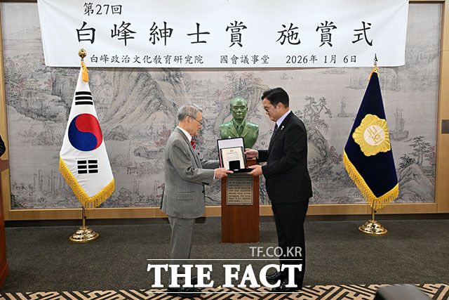 대상 수상한 우원식 국회의장(오른쪽).