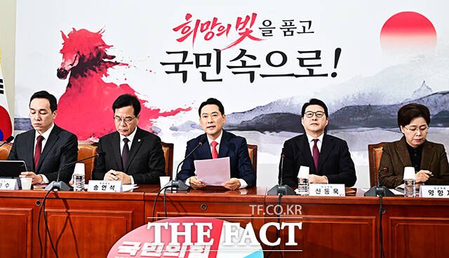 12·3 비상계엄 사과 문제와 윤석열 전 대통령과의 관계 설정 등 해결되지 않은 숙제들이 지지율 반등의 발목을 잡고 있다. 사진은 장동혁 국민의힘 대표가 5일 오전 서울 여의도 국회에서 열린 최고위원회의에 참석해 모두발언을 하고 있는 모습. /배정한 기자