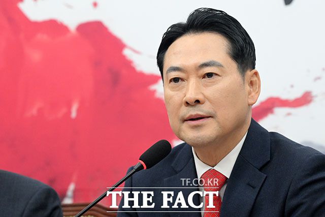 거대 여당의 실책에도 국민의힘은 좀처럼 지지율 반등의 기회를 잡지 못하고 있다. 사진은 장동혁 국민의힘 대표가 5일 오전 서울 여의도 국회에서 열린 '야당탄압가짜뉴스감시특별위원회 임명장 수여식 및 제1차 전체회의'에서 모두발언을 하고 있는 모습. /남용희 기자