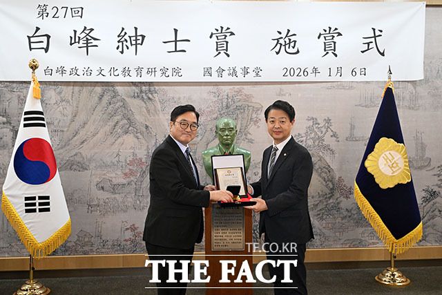 '신사의원 베스트 10'에 선정된 김영호 더불어민주당 의원(오른쪽).