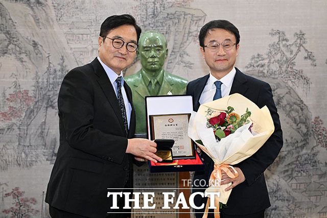 '신사의원 베스트 10'에 선정된 한병도 더불어민주당 의원(오른쪽).