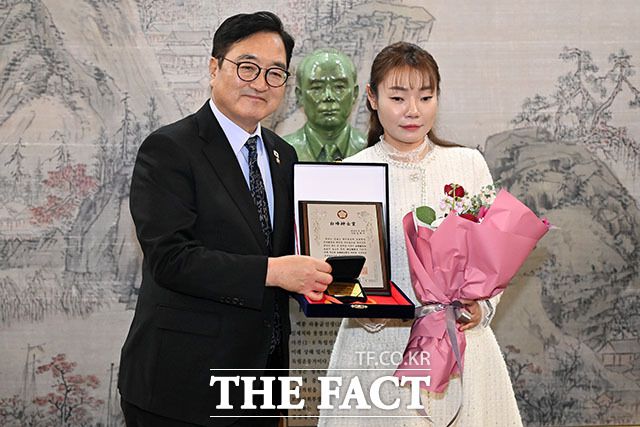 '신사의원 베스트 10'에 선정된 김예지 국민의힘 의원(오른쪽).